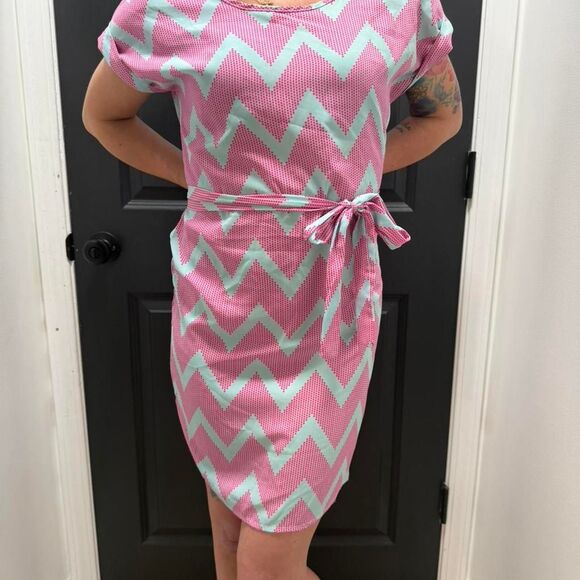 Yetts Dresses & Skirts - Yetts Los Angeles Y2K Pink and white chevron dress with tie waist